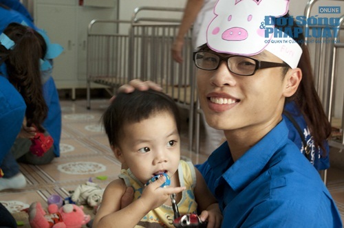 Sinh viên Luật mang nụ cười cho trẻ em mồ côi